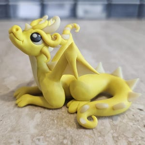 gelbe Drachenfigur, im Dunkeln leuchtende Drachenskulptur, Sammlerdrachen, Fantasykunst, Miniaturdrache. Geschenkidee, Unikat