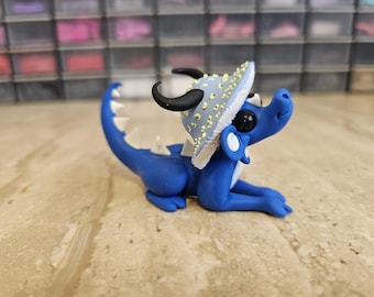 Paddenstoeldraakje, handgemaakte draaksculptuur, miniatuurdraak van polymeerklei, fantasiekunst, minidraakje, schattige kunst, kleidraak