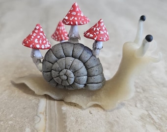 slaksculptuur, beeldje paddestoelslak, handgemaakt slakstandbeeld, miniatuurslak, figuurtje, origineel cadeau-idee