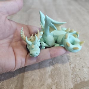 handgemachte Drachenskulptur, schlafende Drachenfigur, Sammlerdrachen, Miniaturdrache, 3D-Drachenstatue, kleine Kunst, Polymer Clay-Drache