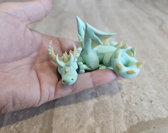 handgemaakte drakensculptuur, slapend drakenbeeldje, verzamelbare draken, miniatuurdraak, 3D-drakenstandbeeld, kleine kunst, polymeerkleidraak