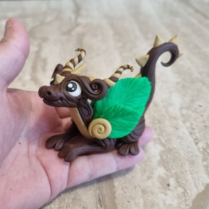 Baumdrache Figur, Walddrache Skulptur, handgefertigte Drachenfigur, Blattdrache Statue, Tontoken, Sammlerdrachen, Fantasy Kunst