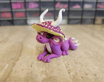 Paddenstoeldraak, miniatuur draaksculptuur, draakbeeldje van polymeerklei, miniatuurkunst, origineel cadeau-idee, miniatuur draakfiguurtje, fantasie