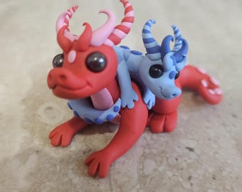mama draak met een baby, moederdraak, babydraakbeeldje, handgemaakte drakensculptuur, origineel moederdagcadeau, bureaudecoratie, OOAK