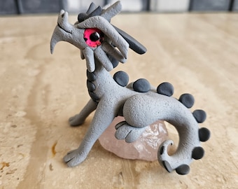 stenen drakenbeeldje zittend op roze kwarts, sprookjestuin drakenbeeldhouwwerk, polymeerklei drakenstandbeeld, miniatuur drakenfiguur, fantasie