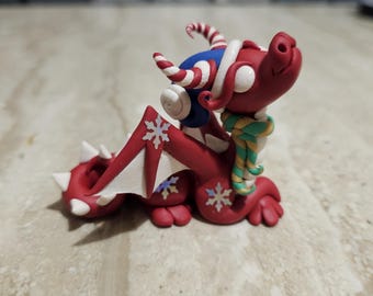 Kerstdraakbeeldje, beeldhouwwerk rode draak, handgemaakte draak, miniatuurdraak, fantasiekunst, kleitoken, OOAK cadeau-idee