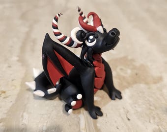 Valentijnsdag cadeau-idee, zwarte drakensculptuur, miniatuur drakenbeeldje, polymeerklei drakenstandbeeld, creatie fimoklei, verzamelobject