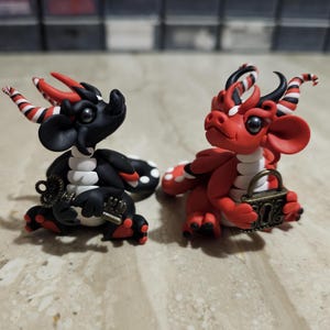 Adorno para tarta de boda, pareja de dragones, dragones de arcilla polimérica, idea de regalo de aniversario, dragones con llave y medallón, dragones en miniatura, OOAK