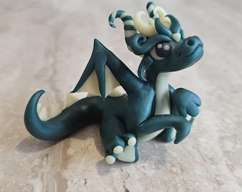 scultura di drago verde, miniatura di drago in argilla polimerica, graziosa decorazione da scrivania, arte 3D, statuina di drago fatta a mano, idea regalo originale, OOAK