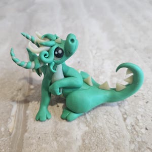 glow in the dark drakensculptuur, handgemaakt drakenbeeldje, miniatuurdraak, polymeerklei drakenstandbeeld, kleine kunst, verzamelbare draken