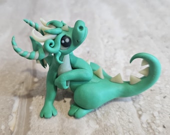 glow in the dark drakensculptuur, handgemaakt drakenbeeldje, miniatuurdraak, polymeerklei drakenstandbeeld, kleine kunst, verzamelbare draken