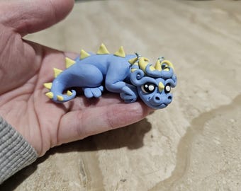 blauw babydraakbeeldje, handgemaakte drakensculptuur, polymeerklei maken, fantasiekunst, miniatuurdraak, uniek, schattige kunst, OOAK