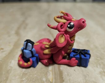 draak met geschenken, handgemaakt drakenbeeldje, schattig drakenbeeldhouwwerk, uniek cadeau-idee, miniatuurdraak, animedraak, fantasiekunst