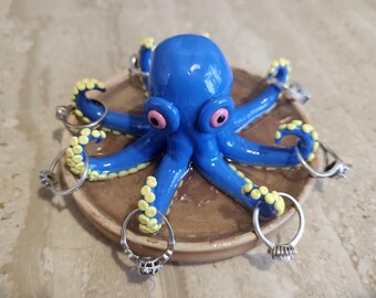octopusringhouder handgemaakt van polymeerklei en epoxyhars, handgemaakte octopussculptuur, uniek cadeau-idee, blauw octopusbeeldje