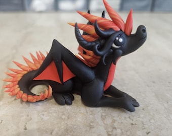 vuurdraakbeeldje, handgemaakt drakenbeeldhouwwerk, vulkanische drakenfiguur, miniatuurdraakfiguur, bureaudecoratie, minidraak, fantasiekunst