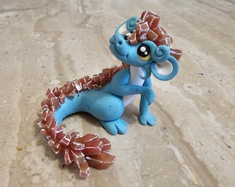 kristallen drakenbeeldje, handgemaakte drakensculptuur, schattige creatie van klei, geluksbrenger, polymeerklei draak, anime draak, kleine kunst, fantasie
