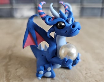 blauwe draak met een parel, polymeerklei drakensculptuur, handgemaakte drakenfiguur, miniatuurdraak, kleine kunst, origineel cadeau-idee, OOAK