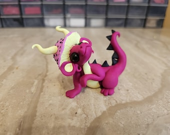 Handgemaakt drakenbeeldje, paddenstoeldraaksculptuur, miniatuurkunst, draakfiguur van polymeerklei, minidraak, animedraak, fantasiedraakkunst