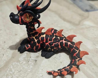 magma draak beeldje, polymeerklei draak sculptuur, lava draak standbeeld, vulkanische draak figuur, fantasy art, polymeerklei draak, OOAK