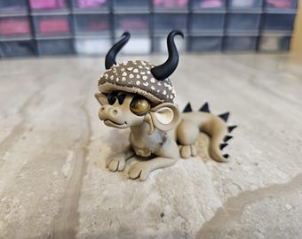 Handgemaakte draak, draakfiguur van polymeerklei, paddenstoeldraaksculptuur, klein fantasiekunstwerk, miniatuurdraak, uniek cadeau-idee, fantasie