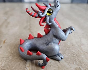 zilveren babydraaksculptuur, miniatuurdraak, polymeerklei draakminiatuur, OOAK drakencadeau-idee, schattige creatie van klei, uniek in zijn soort