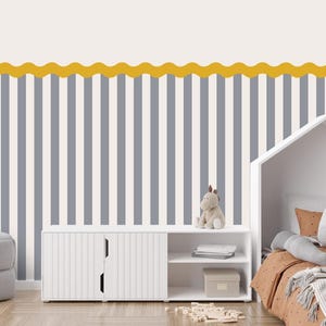 Peut inclure: Un revêtement mural présentant des rayures verticales alternant entre le gris clair et le blanc, surmonté d'une bordure horizontale festonnée jaune moutarde. Le motif du papier peint crée un design répétitif et épuré pour un mur.