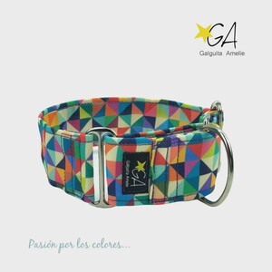 Puede incluir: Un collar para perros colorido con un patrón geométrico en tonos azules, naranjas, verdes y morados. Tiene una hebilla de metal plateado y una anilla en D. La marca "GA Galguita Amelie" es visible en una etiqueta negra. El texto "Pasión por los colores..." también es visible.