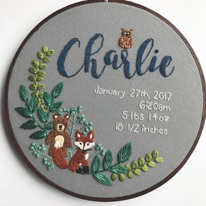 Ricamo su telaio con nome del bambino a tema bosco, decorazione personalizzata con i dati di nascita.
