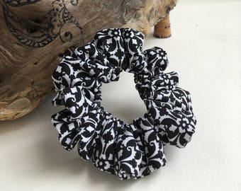 Elastic black and white scrunchy