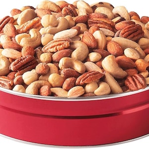 Puede incluir: Una lata de metal roja llena de una variedad de frutos secos, incluyendo almendras, anacardos, nueces de pecán y cacahuetes.