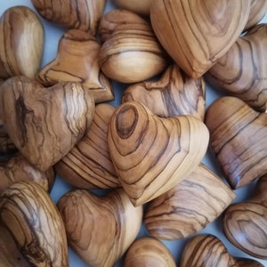 Corações de madeira de oliveira de Belém altamente figurados. Formato de coração 3D. Corações de casamento de oliveira de 2 polegadas cada. Corações escolhidos a dedo. Feito à mão