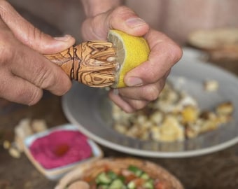 Bethlehem Hochgemusterte Zitrusfrucht Reibe aus Olivenholz