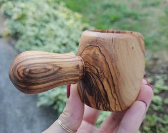 Cascanueces artesanal de madera de olivo – Utensilio de cocina de Belén, Tierra Santa