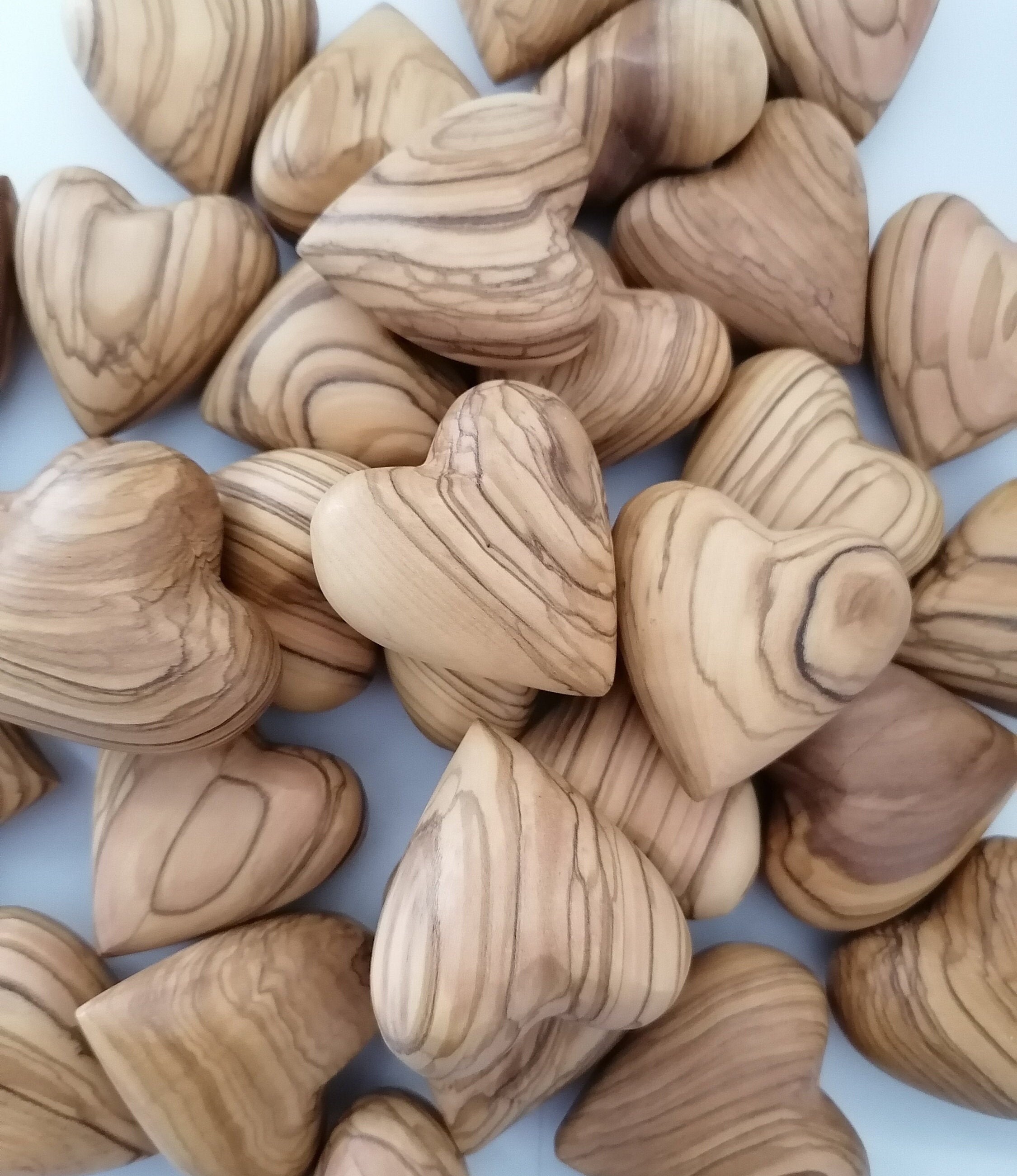  Glorious Products Corazones de madera de olivo tallados a mano  de 3 pulgadas, fabricados en Belén : Hogar y Cocina