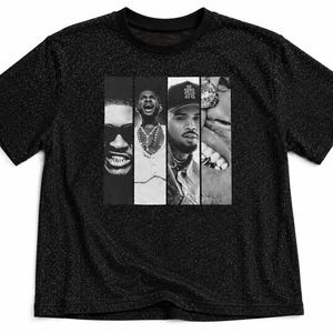 Op de afbeelding: Een zwart t-shirt met korte mouwen en een subtiele glittertextuur. In het midden bevindt zich een rechthoekige grafische print verdeeld in vier verticale panelen, met zwart-wit fotografische portretten van verschillende personen met sieraden.