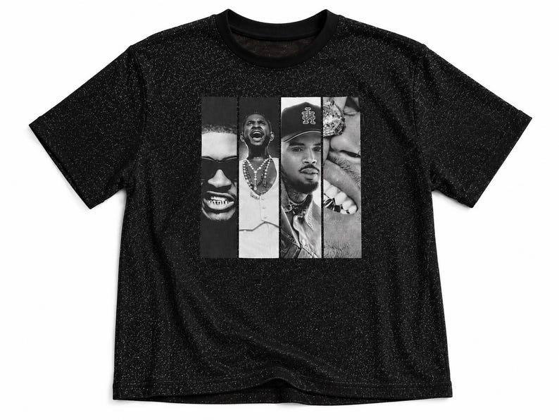 Op de afbeelding: Een zwart t-shirt met korte mouwen en een subtiele glittertextuur. In het midden bevindt zich een rechthoekige grafische print verdeeld in vier verticale panelen, met zwart-wit fotografische portretten van verschillende personen met sieraden.