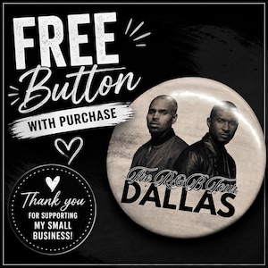 Op de afbeelding: Een ronde button met een zwart-witfoto van twee mannen en de tekst The R&B Tour DALLAS eronder. De achtergrond bevat de tekst FREE Button WITH PURCHASE en Thank you FOR SUPPORTING MY SMALL BUSINESS in witte letters op een zwarte ondergrond.