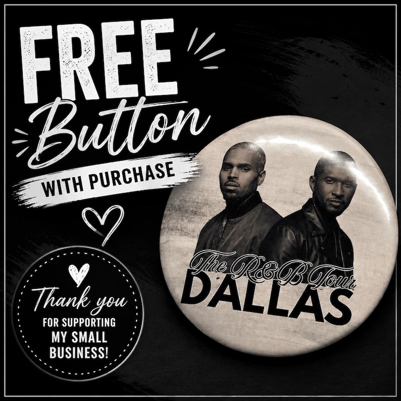 Op de afbeelding: Een ronde button met een zwart-witfoto van twee mannen en de tekst The R&B Tour DALLAS eronder. De achtergrond bevat de tekst FREE Button WITH PURCHASE en Thank you FOR SUPPORTING MY SMALL BUSINESS in witte letters op een zwarte ondergrond.