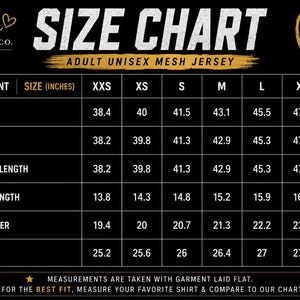 Op de afbeelding: Een zwarte maattabel voor een unisex mesh jersey voor volwassenen van Shiloh Keepsakes Co. De tabel bevat afmetingen in inches voor borst, taille, mouwlengte, manchetlengte, schouder en lengte voor de maten XXS tot en met XXL.