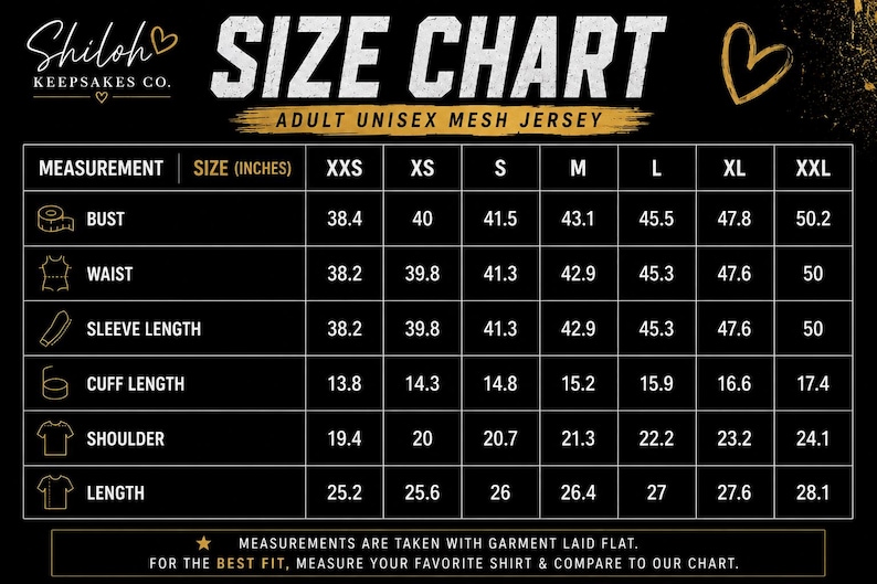 Op de afbeelding: Een zwarte maattabel voor een unisex mesh jersey voor volwassenen van Shiloh Keepsakes Co. De tabel bevat afmetingen in inches voor borst, taille, mouwlengte, manchetlengte, schouder en lengte voor de maten XXS tot en met XXL.