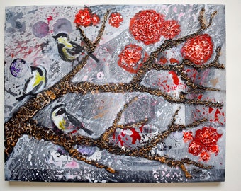 Könnte beinhalten: Ein Mixed-Media-Gemälde auf Leinwand, das einen stilisierten Baum mit goldenen Ästen und roten Blüten zeigt. Drei kleine Vögel sitzen auf den Ästen. Der Hintergrund ist ein abstraktes Design in Grau und Weiß.
