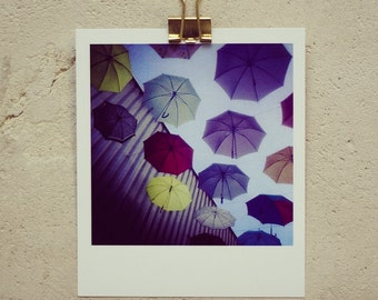 Postkarte Umbrella Hive, kleiner Kunstdruck in Polaroidoptik, mit bunten Regenschirmen