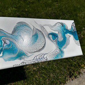 Original abstrakt flytande väggkonst 8x16, laddad palettkniv, canvas med svepmotiv, blågrön och silverfärgad modern kustdekor, vågcellsmålning bild 2