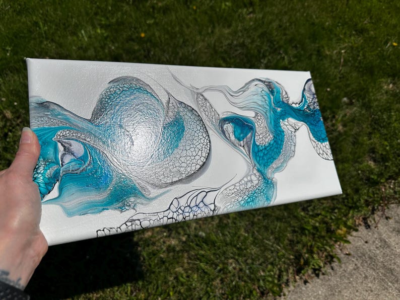 Original abstrakt flytande väggkonst 8x16, laddad palettkniv, canvas med svepmotiv, blågrön och silverfärgad modern kustdekor, vågcellsmålning bild 2