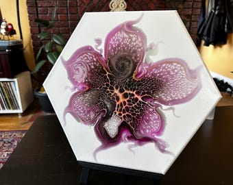 Flüssige abstrakte magentafarbene fließende Blüte: 13,5 "x 15,5" Hexagon Leinwandmalerei."