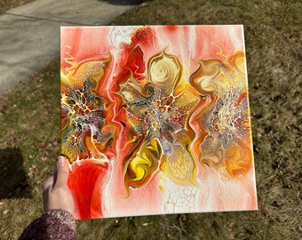 Dragon's Fire Floating Blooms Arte floreale astratta: pittura acrilica fluida versata, tela 14"x14"