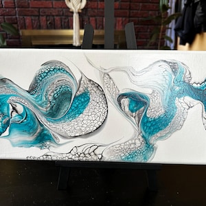 Original abstrakt flytande väggkonst 8x16, laddad palettkniv, canvas med svepmotiv, blågrön och silverfärgad modern kustdekor, vågcellsmålning bild 1