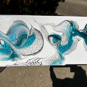 Original abstrakt flytande väggkonst 8x16, laddad palettkniv, canvas med svepmotiv, blågrön och silverfärgad modern kustdekor, vågcellsmålning bild 5
