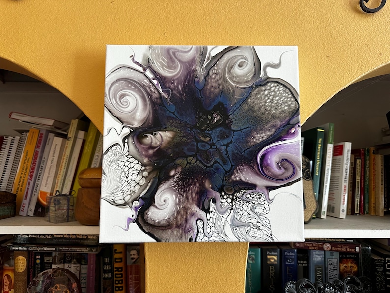 Puede incluir: Un lienzo cuadrado con un dise&ntilde;o abstracto de vertido de acr&iacute;lico fluido con patrones de remolinos en tonos azul profundo, morado, negro, blanco y gris, caracterizado por intrincadas estructuras celulares y formas org&aacute;nicas fluidas.