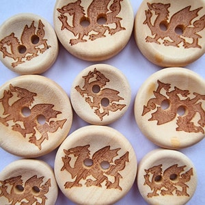 Könnte beinhalten: Zehn Holz-Knöpfe mit einem braunen walisischen Drachen-Design. Die Knöpfe sind rund und haben zwei Löcher.